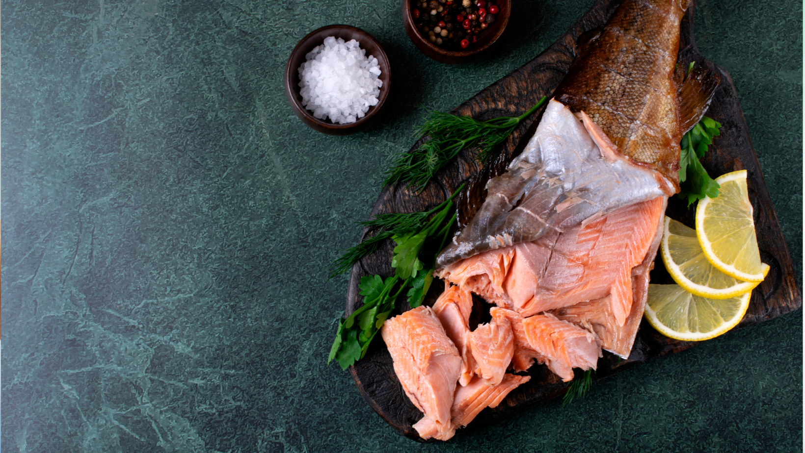 Geräucherte Forelle auf warmem Apfel-Sellerie-Carpaccio mit Senfkaviar 