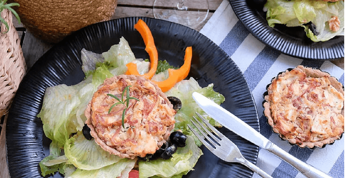 Ziegenkäse-Tartelette mit karamellisierten Zwiebeln und Blattsalat