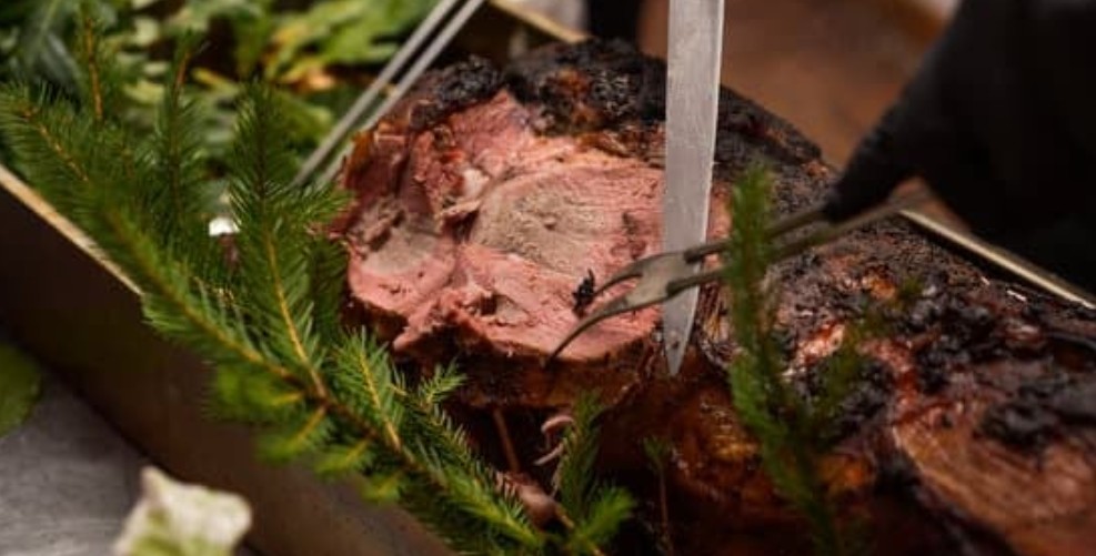 Wildschweinrücken mit Ofenkartoffeln & Pilzrahm