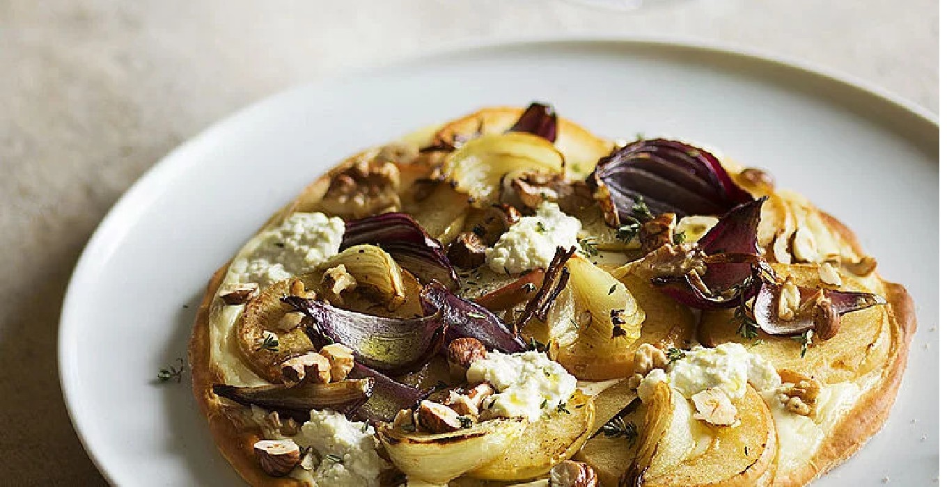 Flammkuchen mit Äpfeln und Nüssen