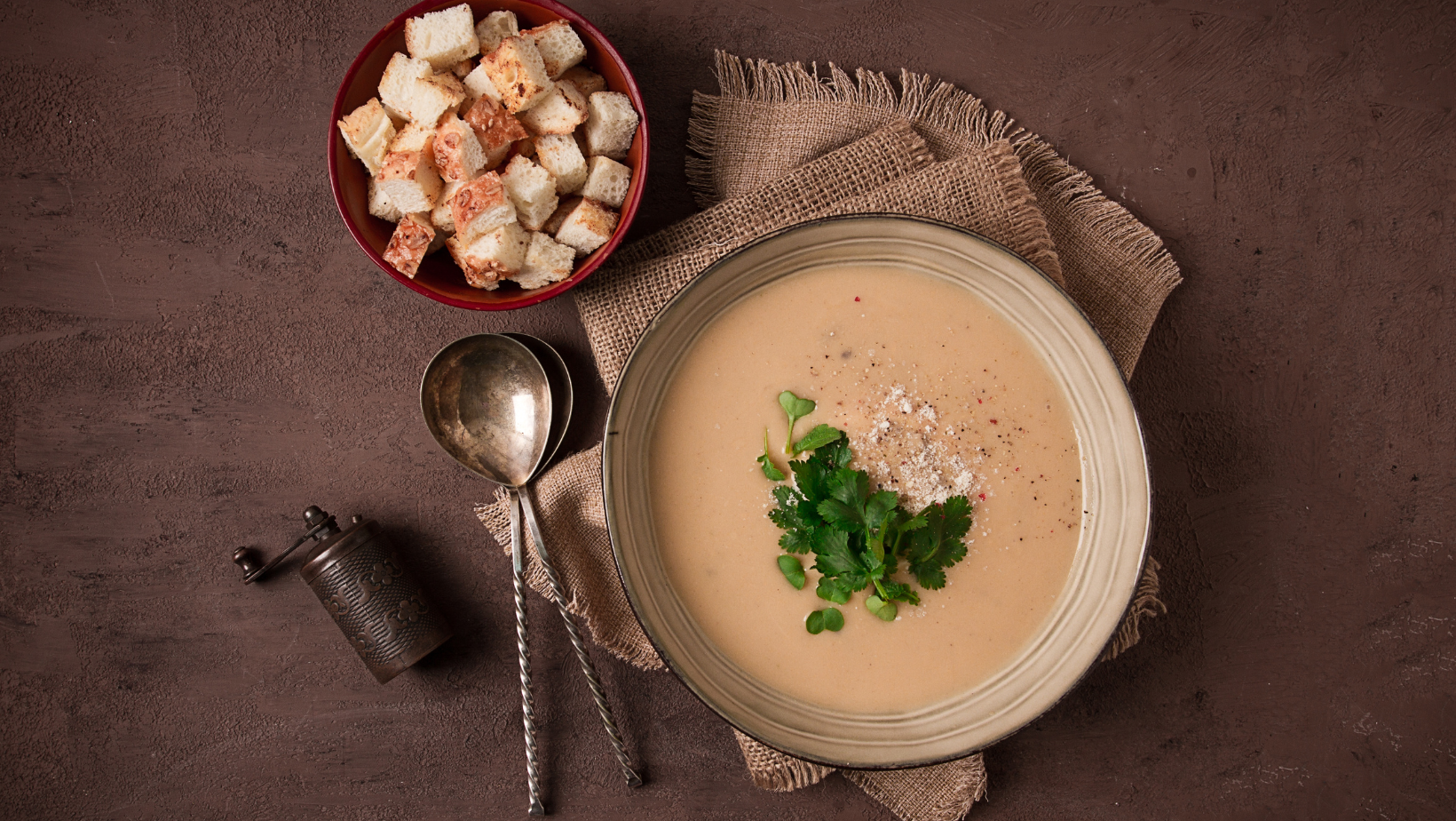 Kerbel-Rahmsuppe und Frischkäse