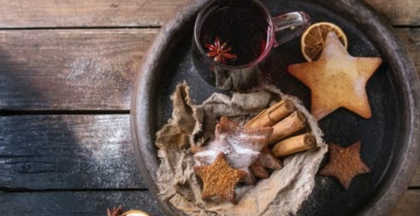 Weihnachtsgebck und Wein