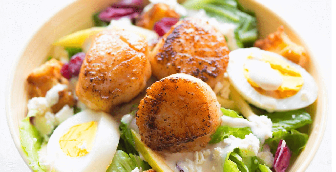 Salatbouquet mit lauwarmen Jakobsmuscheln