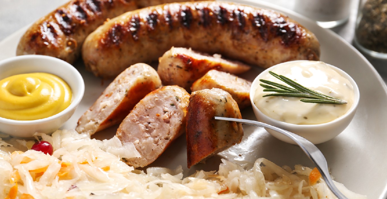 Thüringer Rostbratwurst mit Schmorzwiebeln und Sauerkraut – Authentisch und Traditionell