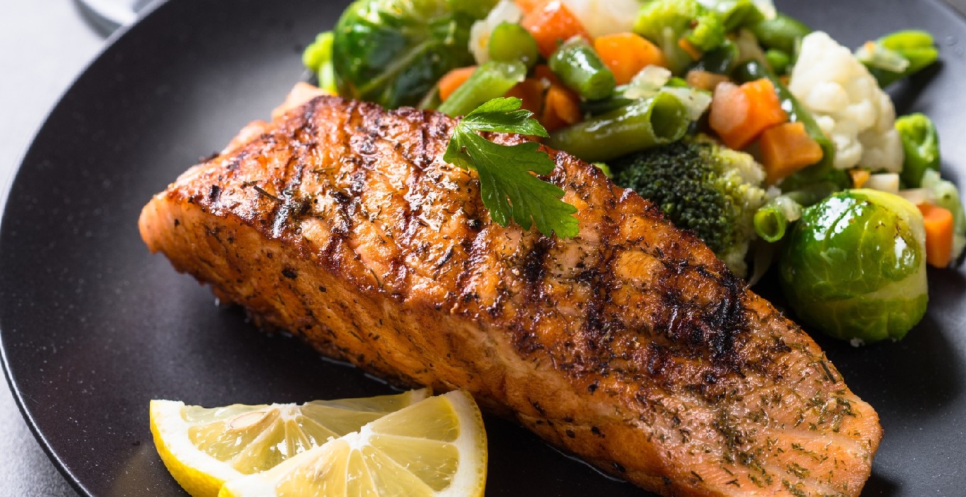 Gebratener Lachs mit saisonalem Gemüse und Kartoffelpüree Gebratener Lachs mit saisonalem Gemüse und Kartoffelpüree