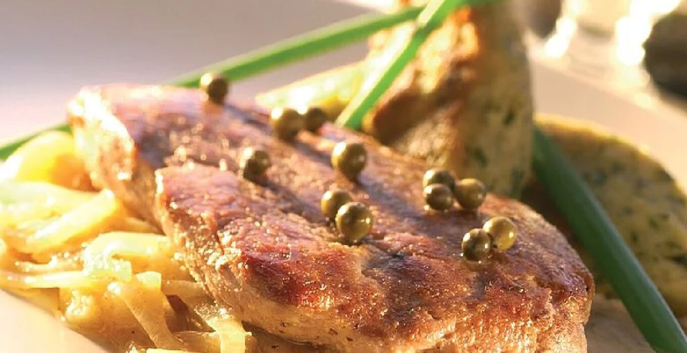 Schweinemedaillons mit Rebknöspchen und Spargel Schweinemedaillons mit Rebknöspchen und Spargel