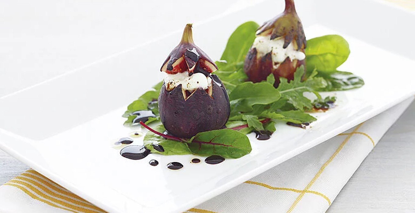 Gebackene Käsefeige auf Pflücksalat