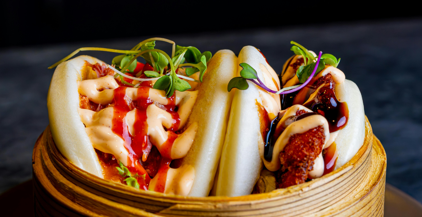 Bao Bun mit knusprigem Hähnchen und Limetten-Mayo