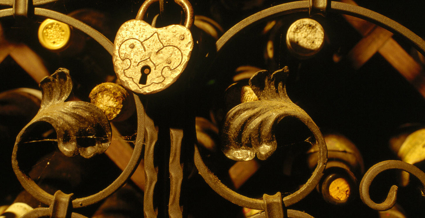 Ein verschlossenes goldenes Schloss wird als Symbol für die teuersten Weine der Welt gezeigt