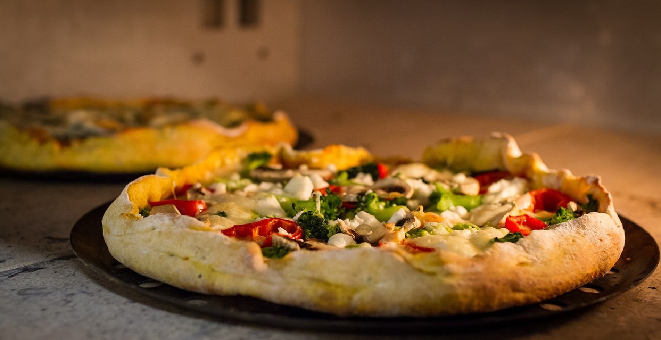 Pizza mit gegrilltem Gemüse Pizza mit gegrilltem Gemüse