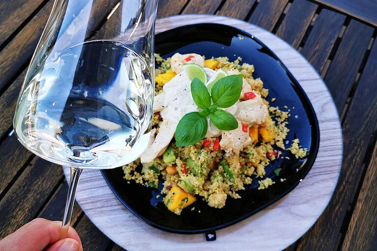 Scharfer Couscoussalat mit Limetten-Hähnchen Scharfer Couscoussalat mit Limetten-Hähnchen