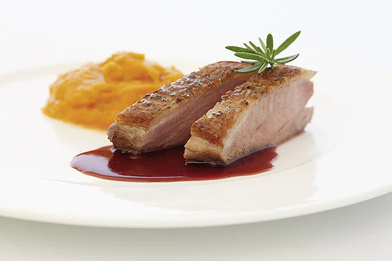 Rosa gebratene Entenbrust zu Schmorkürbis und Rotweinbutter