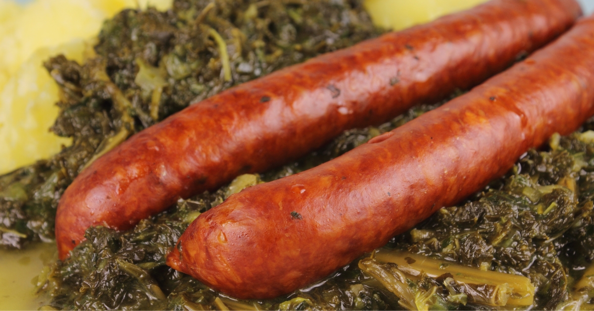 Grünkohl mit Pinkel - traditionelles norddeutsches Wintergericht Grünkohl mit Pinkel - traditionelles norddeutsches Wintergericht