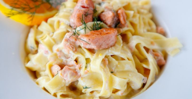 Bandnudeln mit Lachs in Sahnesoße Bandnudeln mit Lachs in Sahnesoße